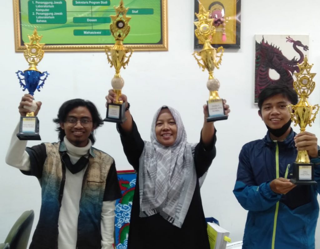 JURUSAN SEJARAH KEBUDAYAAN ISLAM MENERIMA PIALA DARI MAHASISWA JURUSAN SKI YANG BERPRESTASI