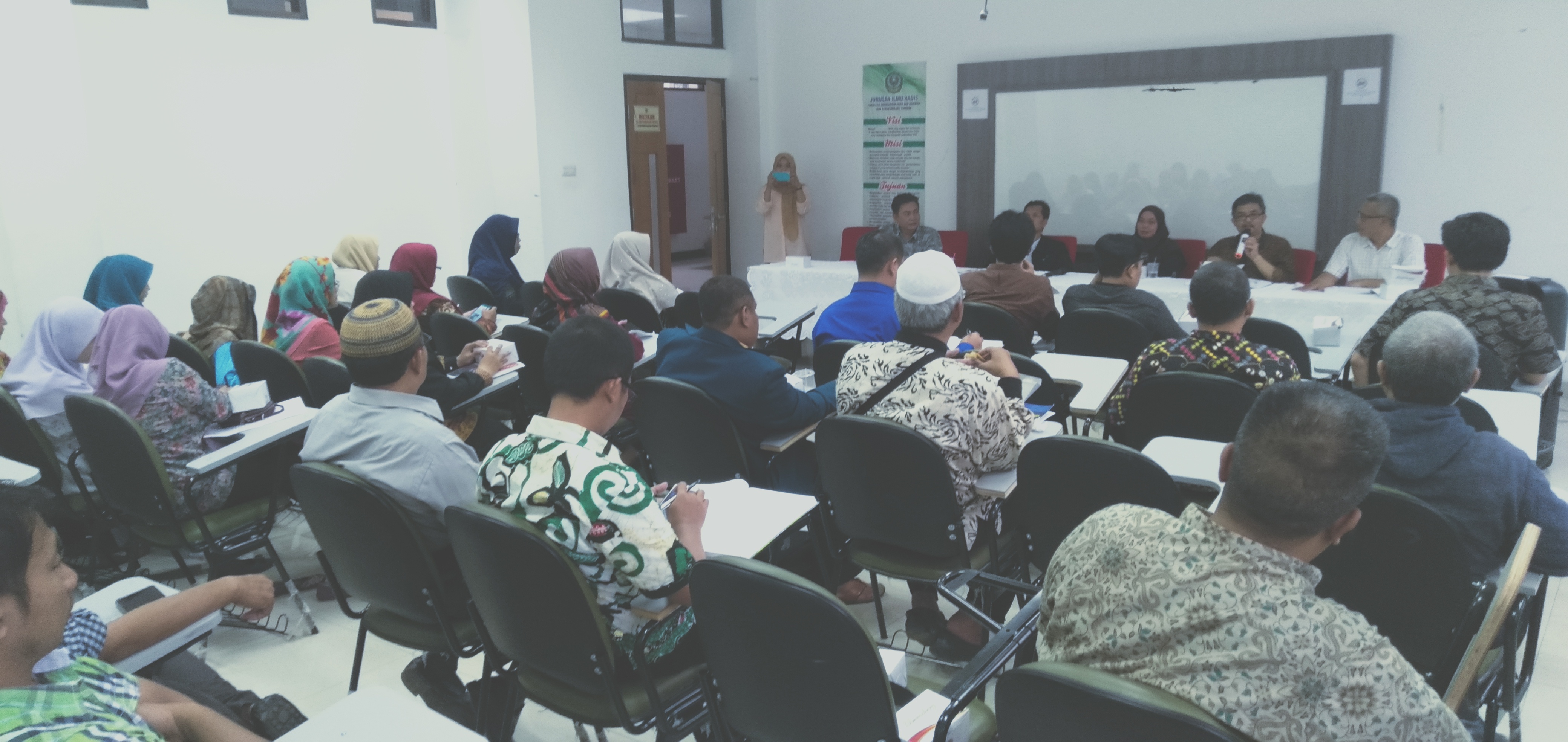 Rapat Dalam Kantor (RDK) di Luar Jam Kantor Fakultas UAD.
