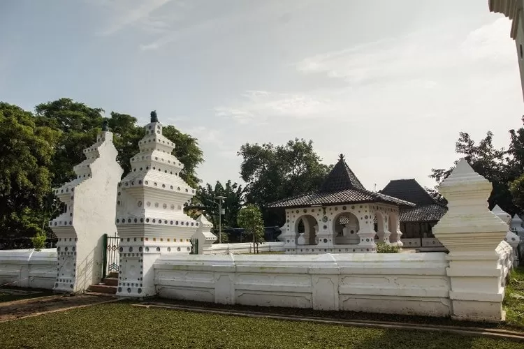 Mahasiswa Jurusan Sejarah Peradaban Islam UIN Syekh Nurjati Cirebon Terjemahkan Naskah Rante Keraton Kanoman Cirebon