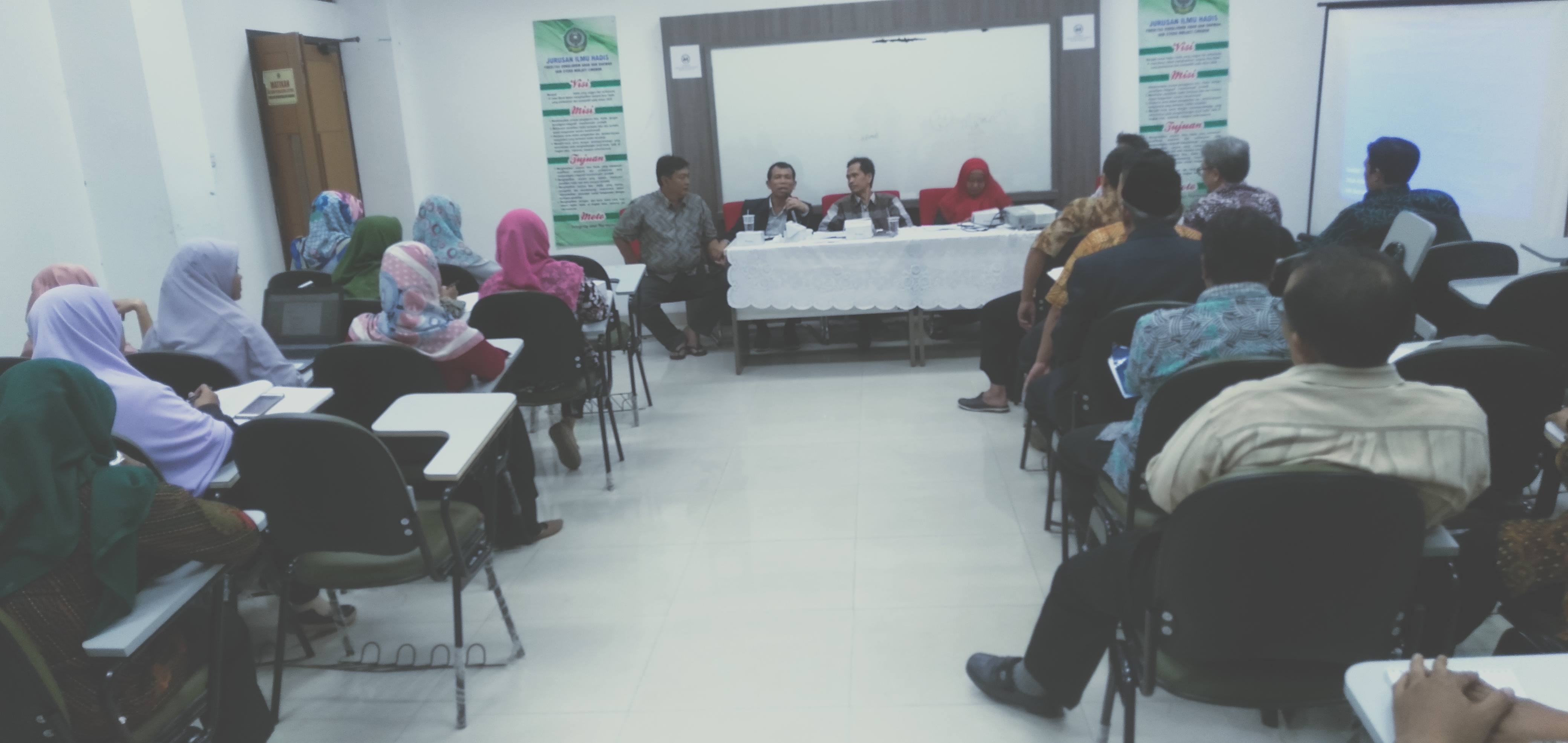 Rapat Dalam Kantor Fakultas UAD